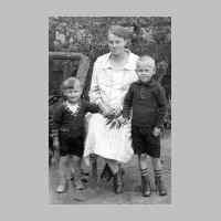 022-0324 Grete Hilbrecht, geb. Schlisio mit ihren Soehnen Alfred und Erich. (von links).jpg